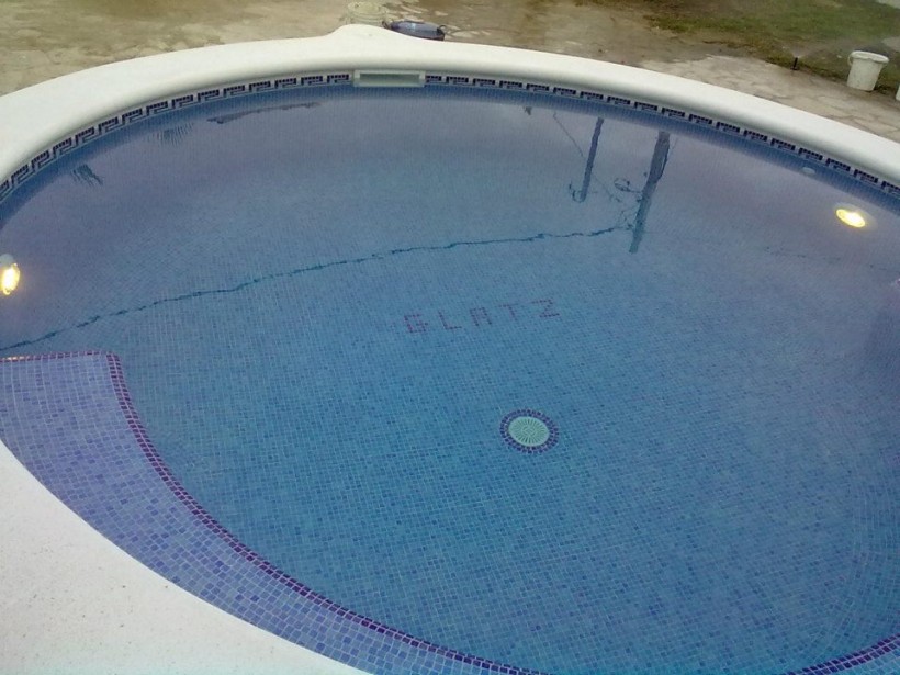 Construcción de piscina de obra circular en Torredembarra