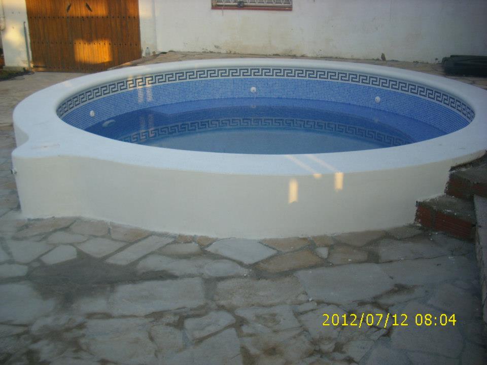 Construcción de piscina de obra circular en Torredembarra