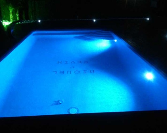 Construcción de piscina de obra en Reus con iluminación ambiente