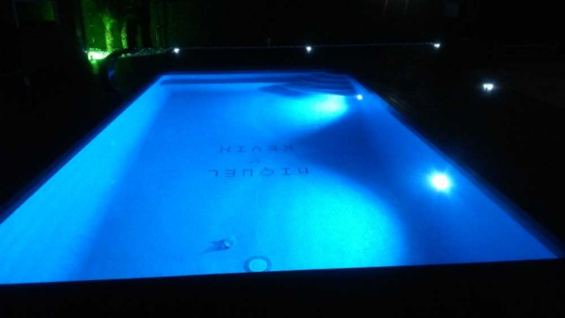 Construcción de piscina de obra en Reus con iluminación ambiente