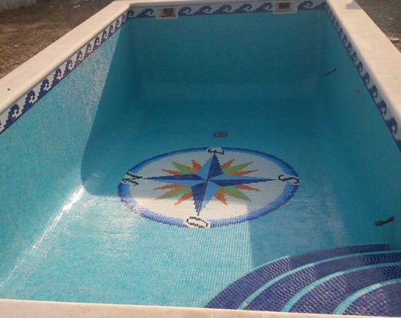 Construcción de piscina con dibujo de la Rosa de los vientos en Torredembarra