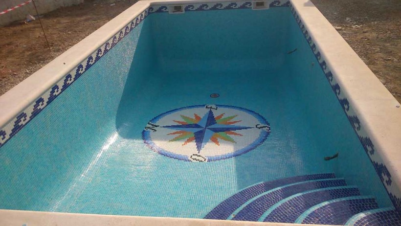 Construcción de piscina con dibujo de la Rosa de los vientos en Torredembarra