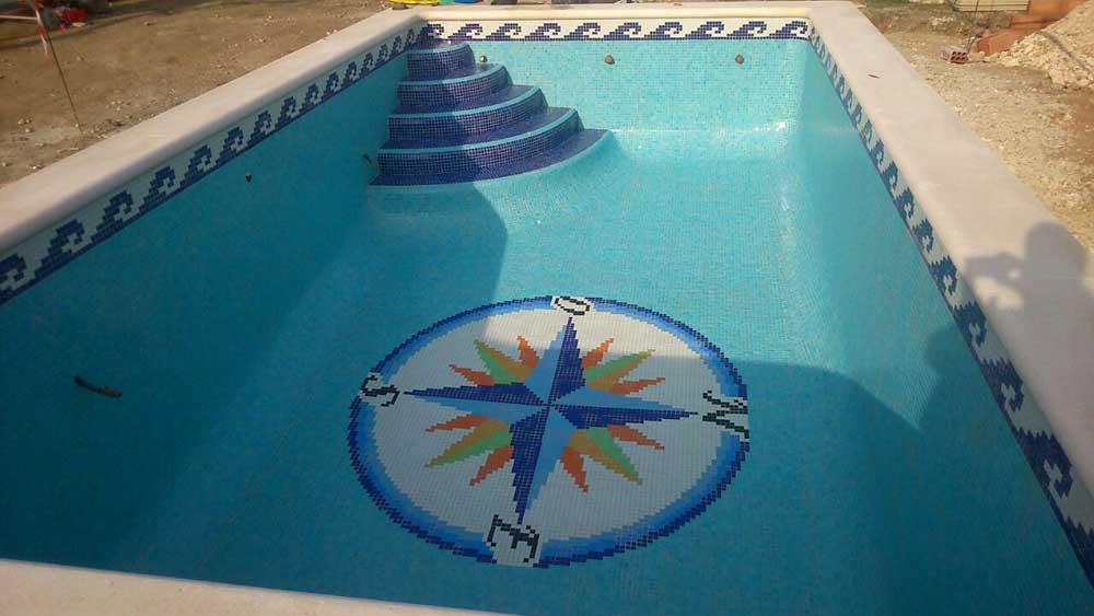 Construcción de piscina con dibujo de la Rosa de los vientos en Torredembarra